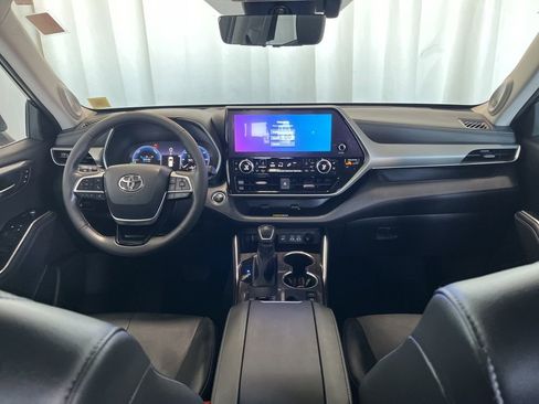 Used 2023 Toyota Highlander Platinum image 10