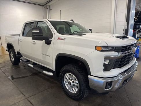 Used 2024 Chevrolet Silverado 2500 LT w/ Convenience Package AWD/4WD image 3