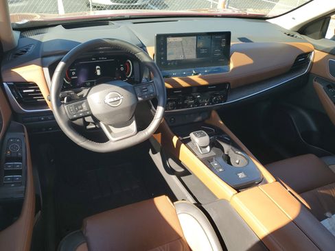 Certified 2025 Nissan Rogue Platinum w/ Tech Package image 17