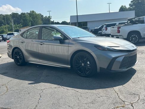 Used 2025 Toyota Camry SE w/ Convenience Package FWD image 4