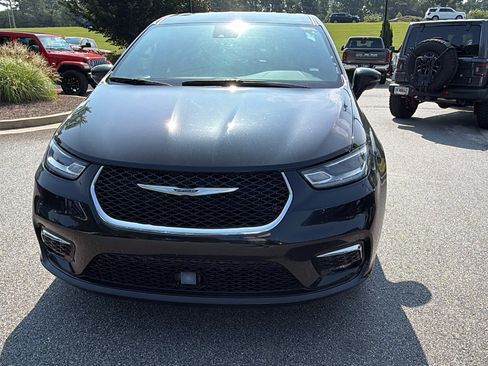 Used 2025 Chrysler Pacifica Select FWD image 3