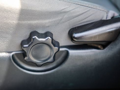 Used 2017 Toyota Tacoma SR5 w/ SR5 Appearance Package (SM) image 11