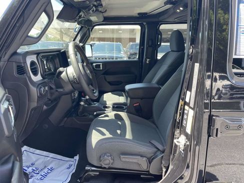 Used 2024 Jeep Gladiator Sport AWD/4WD image 25