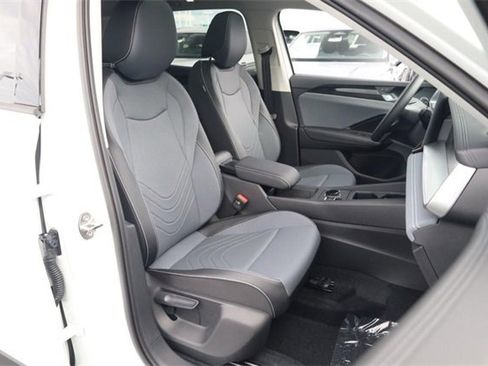 New 2025 Volkswagen Tiguan SE image 24