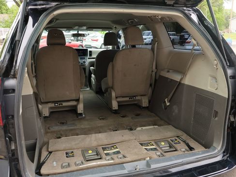 Used 2017 Toyota Sienna L image 8