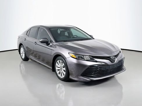Used 2020 Toyota Camry LE image 3