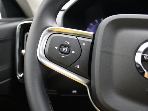 Used 2025 Volvo XC40 B5 Plus image 38