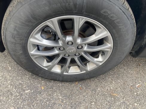 Used 2019 Jeep Cherokee Latitude Plus w/ Cold Weather Group AWD/4WD image 34