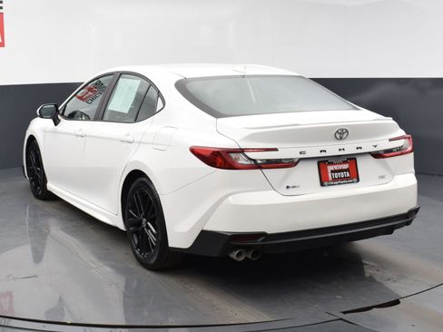 Used 2025 Toyota Camry SE image 3