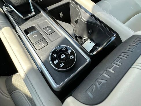 Used 2024 Nissan Pathfinder SL AWD/4WD image 34