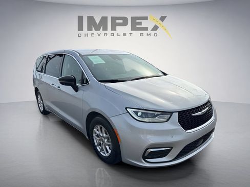 Used 2024 Chrysler Pacifica Touring-L FWD image 7