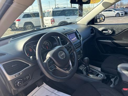Used 2019 Jeep Cherokee Latitude w/ Popular Appearance Group FWD image 8