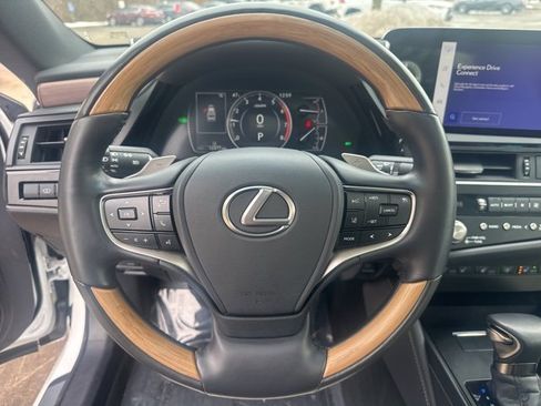 Certified 2025 Lexus ES 300h w/ Accessory Package (Z2) image 17