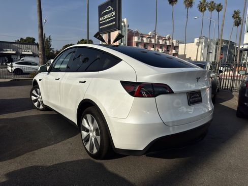 Used 2024 Tesla Model Y Long Range image 9