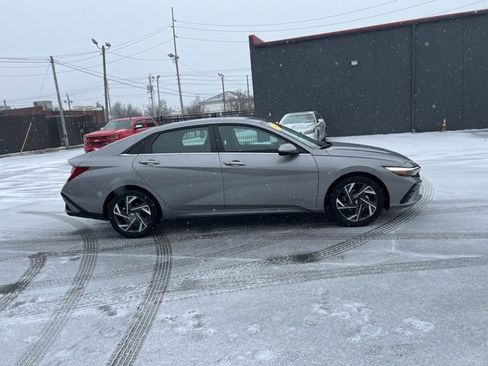 Used 2025 Hyundai Elantra SEL image 4