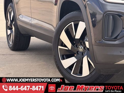 Used 2025 Volkswagen Atlas Cross Sport SE image 12