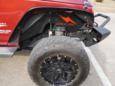 Used 2013 Jeep Wrangler Unlimited Sahara w/ Connectivity Group AWD/4WD image 31