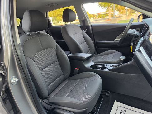 Used 2022 Kia Niro LX FWD image 16