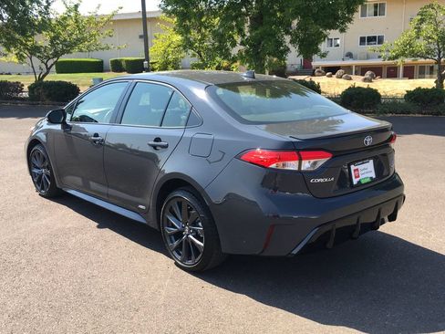 Used 2025 Toyota Corolla SE AWD/4WD image 5