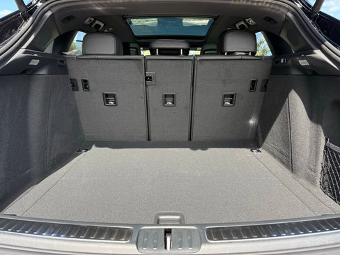 Used 2025 Porsche Macan AWD/4WD image 33