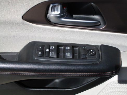 Used 2019 Chrysler Pacifica Touring-L Plus w/ Advanced Safetytec Group FWD image 18