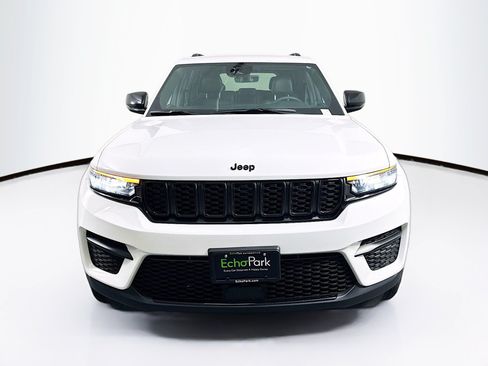 Used 2025 Jeep Grand Cherokee Altitude AWD/4WD image 2