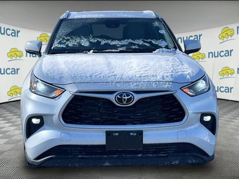 Used 2023 Toyota Highlander XLE image 2