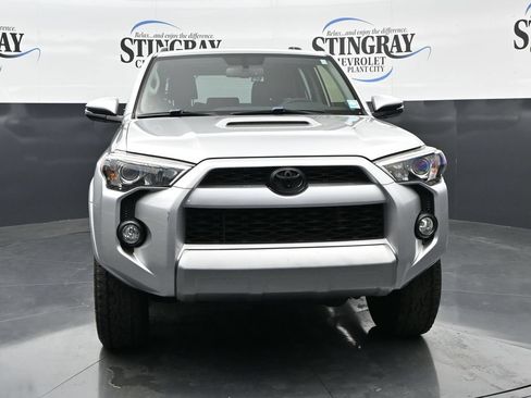 Used 2018 Toyota 4Runner TRD Off-Road Premium AWD/4WD image 2