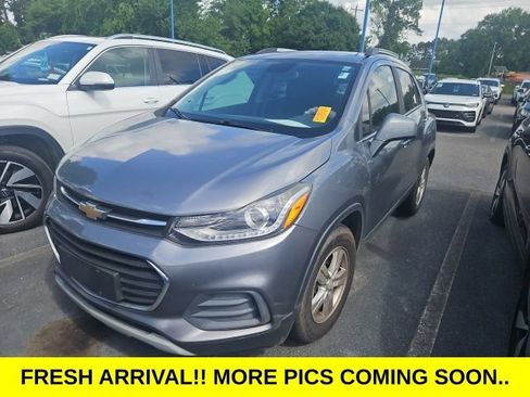 Used 2019 Chevrolet Trax LT w/ LT Convenience Package FWD image 1