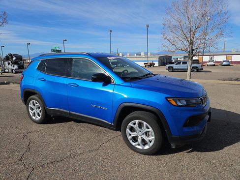 Used 2024 Jeep Compass Latitude image 2