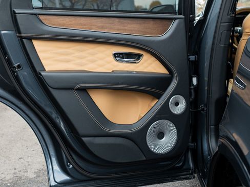 Used 2025 Bentley Bentayga image 32