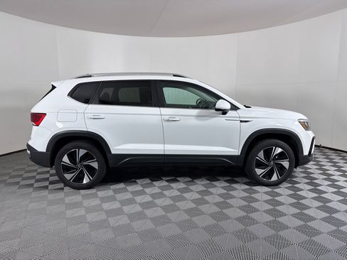 Used 2024 Volkswagen Taos SE w/ Panoramic Sunroof Package image 13