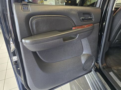 Used 2011 Cadillac Escalade ESV Luxury image 11