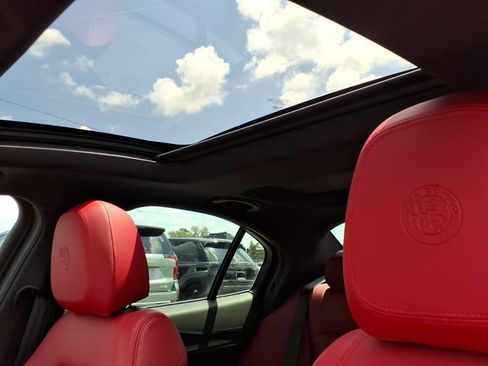 Used 2023 Alfa Romeo Giulia Veloce RWD image 26