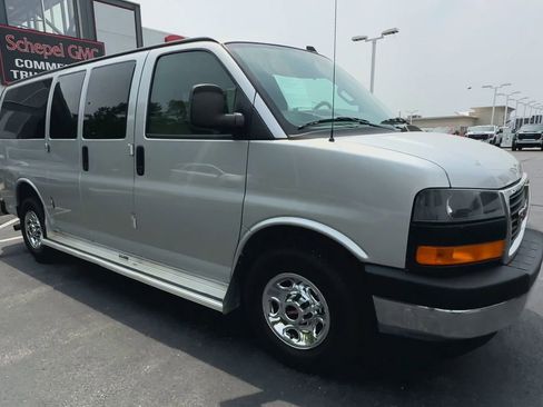 Used 2017 GMC Savana 2500 LT w/ LT Preferred Equipment Group image 2