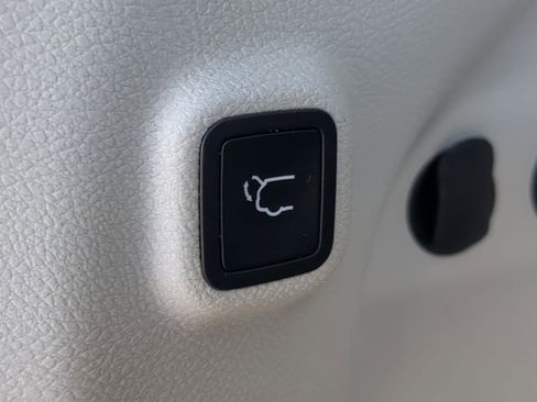 Used 2021 Jeep Cherokee Latitude Lux w/ Comfort/Convenience Group image 13