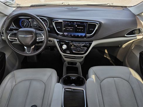 Used 2021 Chrysler Pacifica Touring-L image 10
