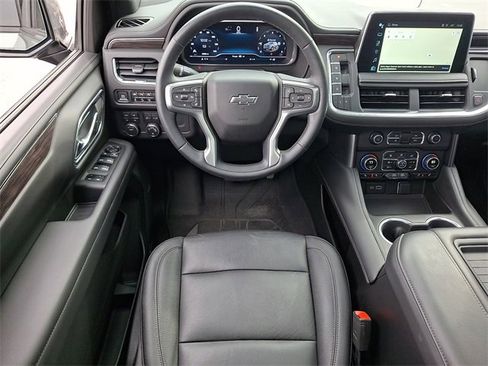 Used 2023 Chevrolet Suburban Z71 w/ Luxury Package image 2