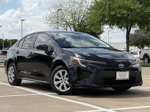 Used 2025 Toyota Corolla LE image 2