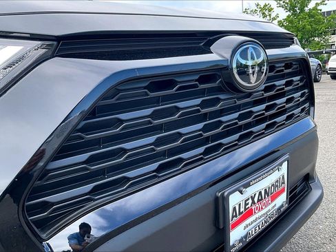 Used 2025 Toyota RAV4 XLE image 28