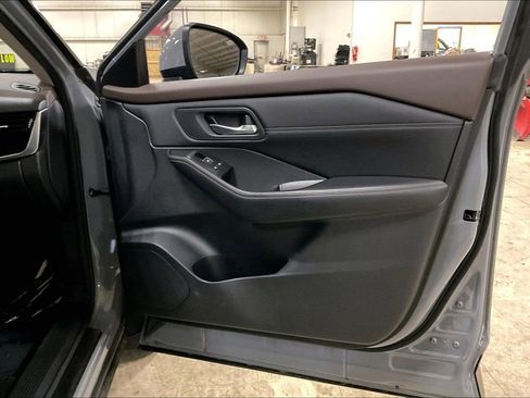 Used 2023 Nissan Rogue SL w/ SL Premium Package image 23