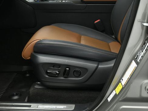 Used 2025 Lexus GX 550 w/ Accessory Package (2T) image 9