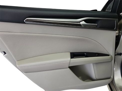 Used 2018 Ford Fusion SE w/ Fusion SE Technology Package image 20