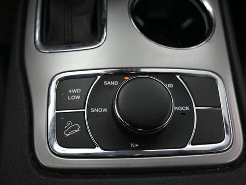 Used 2020 Jeep Grand Cherokee Altitude AWD/4WD image 28