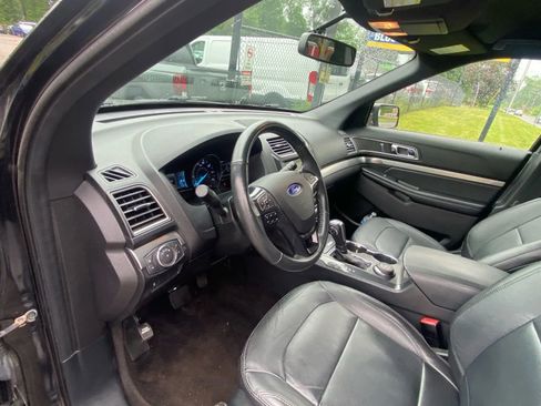 Used 2018 Ford Explorer XLT w/ Equipment Group 202A image 10