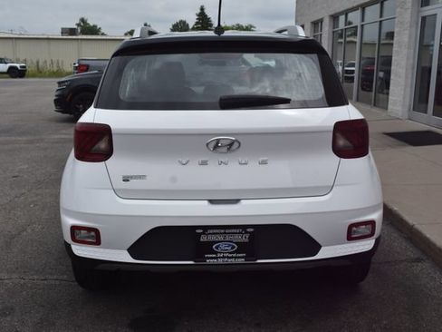 Used 2025 Hyundai Venue Limited FWD image 8