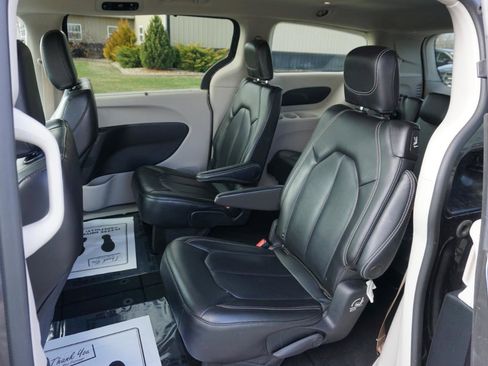 Used 2023 Chrysler Pacifica Touring-L image 8