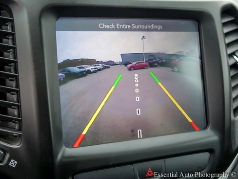 Used 2017 Jeep Cherokee Trailhawk w/ Comfort/Convenience Group image 18