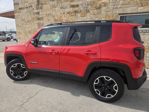 Used 2017 Jeep Renegade Trailhawk w/ Premium Trailhawk Package image 3