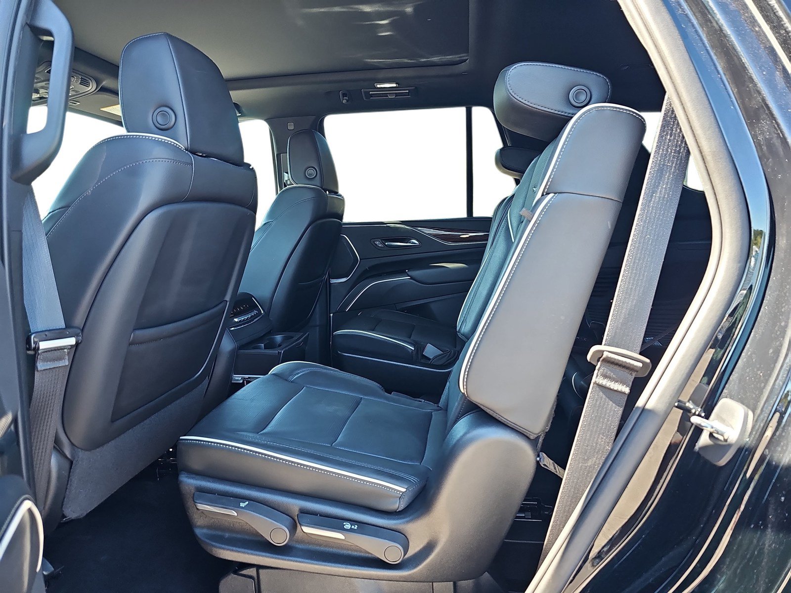 Used 2022 Cadillac Escalade Premium Luxury AWD/4WD image 11